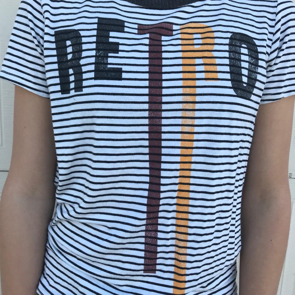 Striped short sleeve shirt.